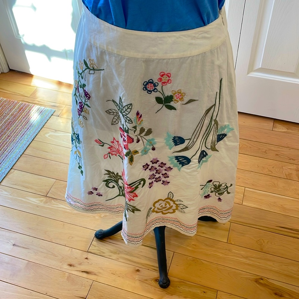 Talbots fully lined Aline cream embroidered flower side zip skirt - Picture 4 of 14